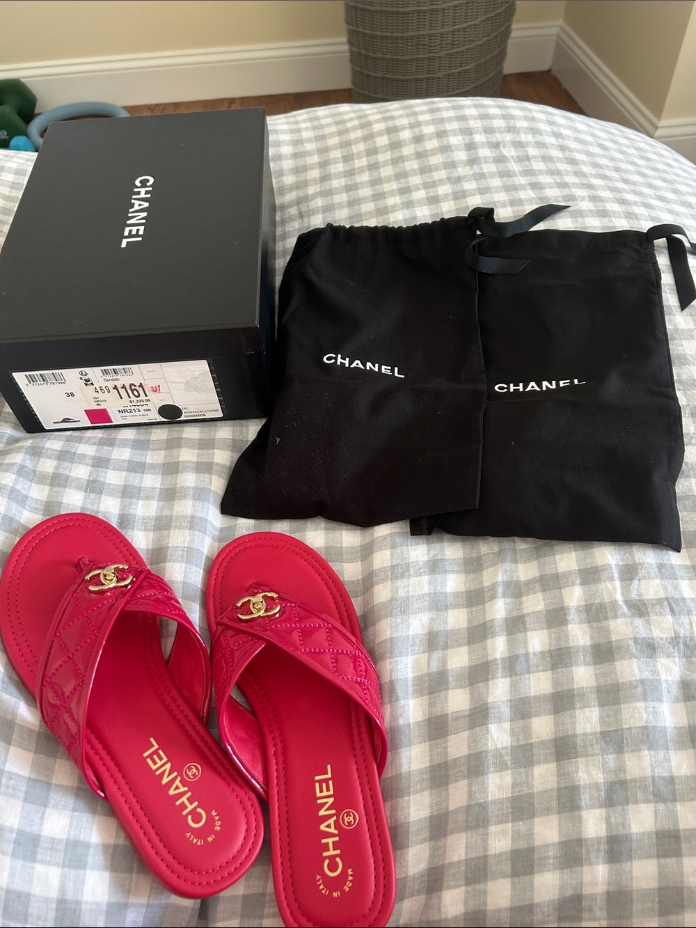 CHANEL Hot Pink Patent Quilted Thong Sandals with Gold CC - Picture 3 of 3